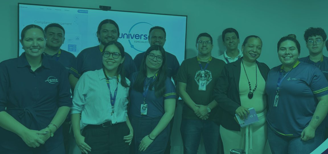 Equipe da Universo LP com clientes após treinamento
